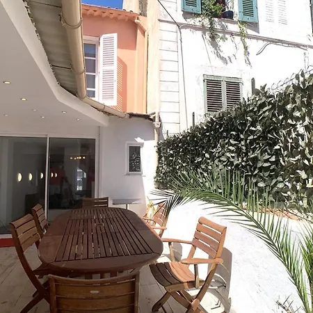 Renovated 100m Townhouse In The Heart Of The Old Town Of * Antibes