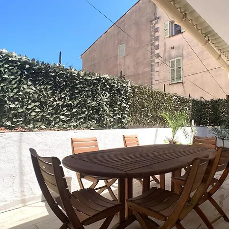 Renovated 100m Townhouse In The Heart Of The Old Town Of Ferienhaus