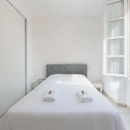 Renovated 100m Townhouse In The Heart Of The Old Town Of *
