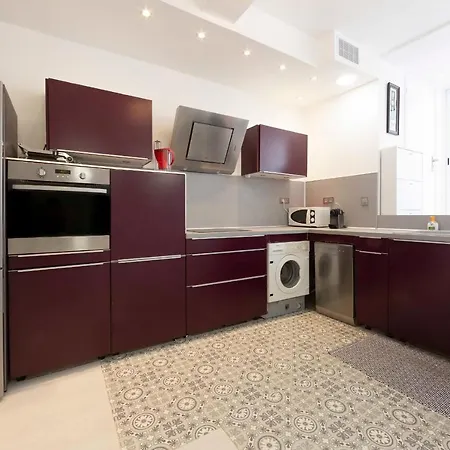 Renovated 100m Townhouse In The Heart Of The Old Town Of