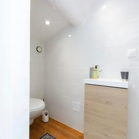 Renovated 100m Townhouse In The Heart Of The Old Town Of