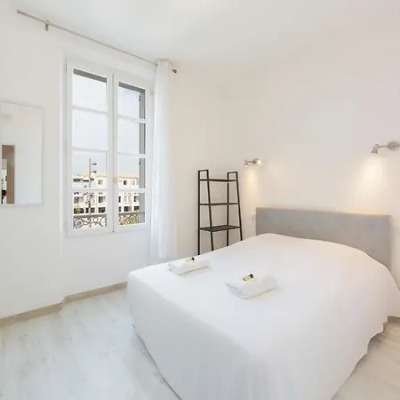 Дом отдыха Renovated 100m Townhouse In The Heart Of The Old Town Of