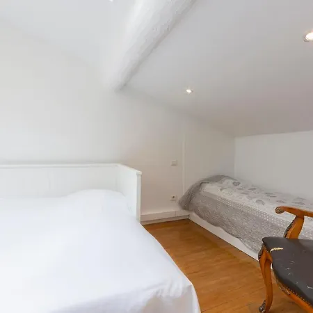 Renovated 100m Townhouse In The Heart Of The Old Town Of